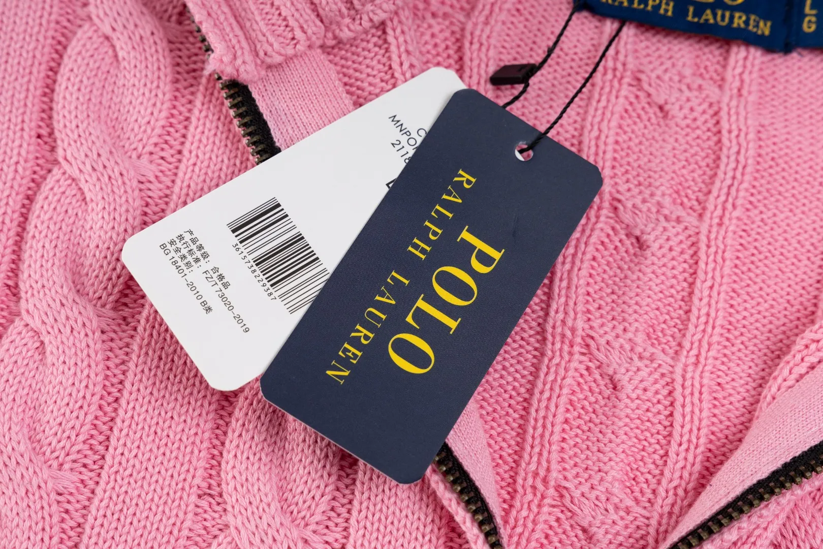 P236 #R92 RALPH LAUREN Ralph Lauren fifteen colors classic small label embroidery logo turtleneck pullover half-zip knitted cable sweater with high-density LOGO embroidery on the chest and original customized tag accessories. Made of pure cotton yarn, pure cotton is skin-friendly and comfortable, small label war horse embroidered twist turtleneck sweater 🐎 high quality, follow the blogger to learn how to wear it! Let’s buy a Ralph Lauren cable sweater. It’s a super hard-to-find series after it became popular. It’s hard to find one on the official website. It’s simple and practical to wear, with a lazy and loose feel. The thickened fabric has more texture, feels soft and delicate, and has a loose fit. Whether worn alone or layered, you can wear different styles of fashion with just one piece!   Size：XS S M L